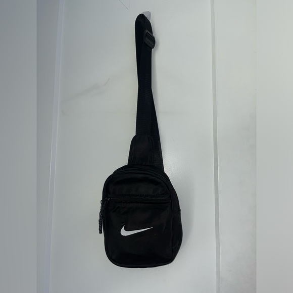 Nike Black Crossbody Bag: Stylish and Practical Accessory - Picture 6 of 7